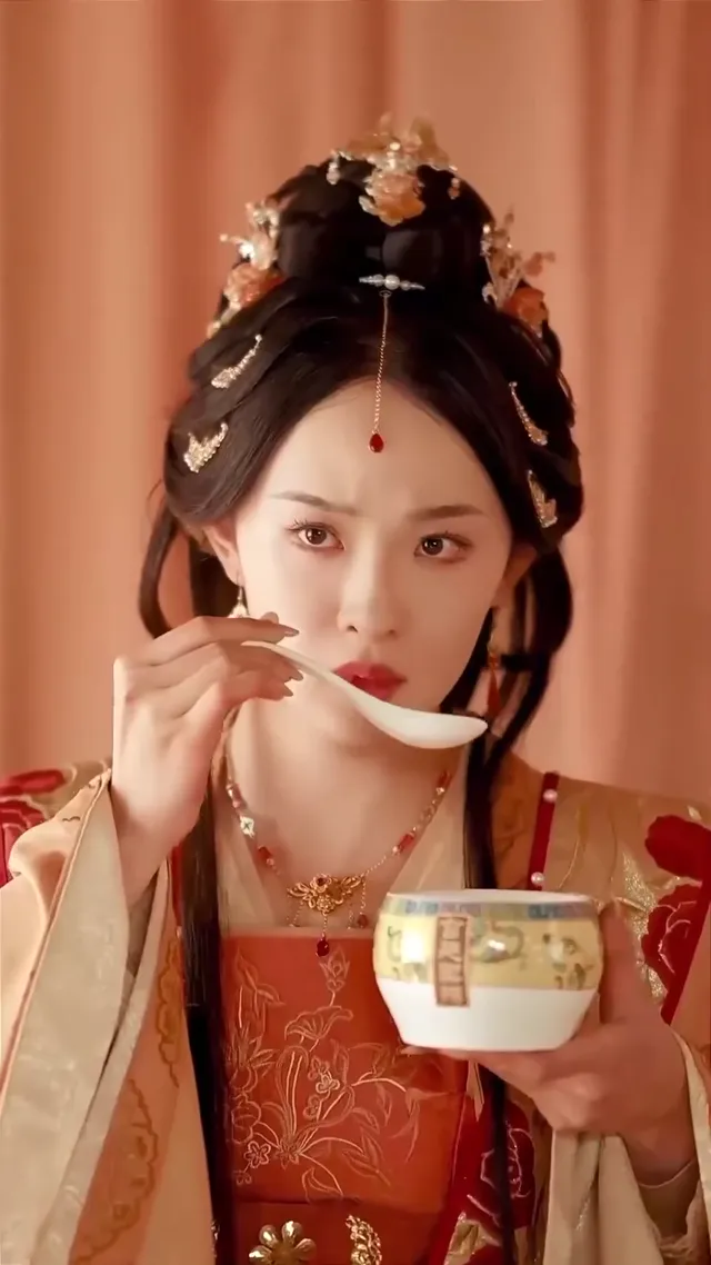 Xem phim Bà Hoàng Trở Lại Vietsub HD tại PhimMoiHot Xem phim Bà Hoàng Trở Lại Vietsub HD tại PhimMoiHot